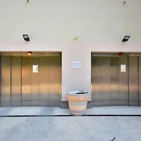 Brand New ! Seaside Apt With Poolview & Parking Будва Екстериор снимка